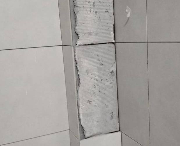 全椒瓷砖空鼓维修公司分享下瓷砖施工前基层浇水润湿程度不足，可能导致以下问题
